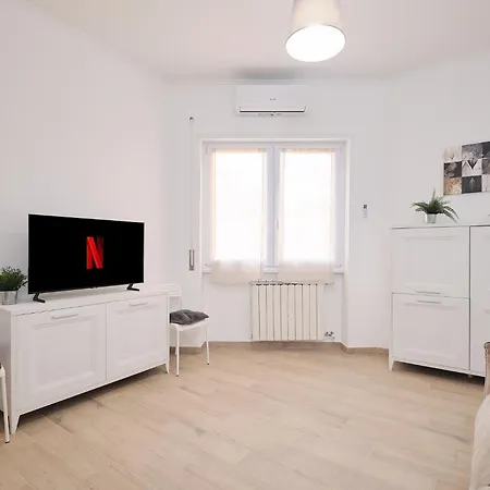 Station - 7 Minutes From The Airport Apartment