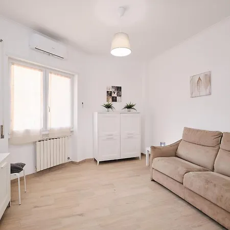 Apartment Station - 7 Minutes From The Airport Ciampino